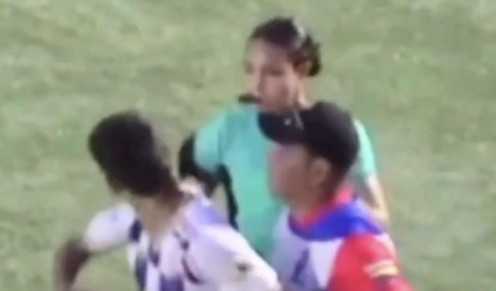 太阳报：哥伦比亚一女裁判出示红牌后，遭到了球员掌掴